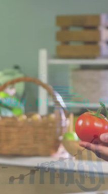 Marketten alışveriş yapan beyaz bir kadın için finansal veri işleme animasyonu. Küresel gıda pazarı, iş dünyası, finans, bilgisayar ve veri işleme kavramı dijital olarak oluşturuldu.