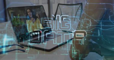 Kullanıcı bilgisayarı tıklatıyor ve arama arayüzünü başlatırken BIG Veri Alanını vurgulayan görselleri sürüklüyor. Teknoloji, dijital, yenilik, işbirliği, ofis, iletişim, gelecekçilik