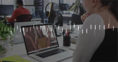 İş adamı, uzaktan kumandalı meslektaşı izliyor ve sinyal çubuklarını ve hatlarını izliyor. İşbirliği, iletişim, teknoloji, üretkenlik, işyeri, dijital, yenilik