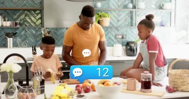 Kızının konuşması babanın yemek demosuna cevap vermesine yol açtığı için aile içi meyve hazırlama sohbeti sayısı artıyor. Aile, iletişim, beslenme, modern, yaşam tarzı, birliktelik, sağlıklı