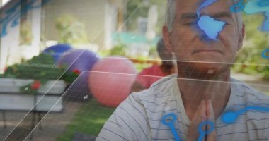 Son sınıf öğrencisi gözlerini kapatıp arka bahçede dua ediyor, sağlık için ağ kapatıyordu. Meditasyon, yaşlılar, sağlık, açık hava, farkındalık, sakinlik, bağlantı