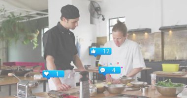 Şef İkili, yemek pişirme dersinde yükselen sosyal ikonları ateşleyen tekniği kesmeye ve açıklamaya başladı. Aşçılık, profesyonellik, eğitim, öğretici, canlı, etkileşim, takım çalışması