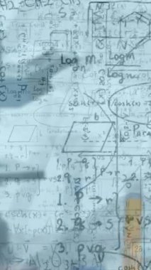 Sınıfta mikroskop üzerinden matematik denklemlerinin animasyonu. okul ve eğitim kavramı dijital olarak oluşturulan video.