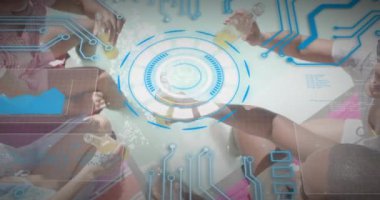 Teknoloji, turuncu bardakları kaldıran, su üzerinde kızaran yüzükleri senkronize eden yol gösterici arkadaşlarda zayıflıyor. Yaz, arkadaşlık, kutlama, dijital arayüz, holografik, boş zaman, yaz titreşimleri