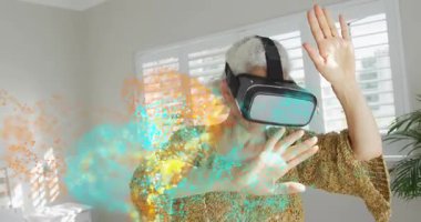 VR kulaklık takan ve turuncu bulutlara rehberlik ederek sanal gerçeklik alanını keşfeden son sınıf öğrencisi bir kadın. Teknoloji, yenilik, dijital, eğlence, fütüristik, eğlence, refah