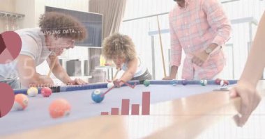 ANALYSING DATA ortaya çıkıyor, arkadaşlar teknik demo animasyon çizelgelerinde bilardo masasına yaslanıyor. Karşılıklılık, işbirliği, görselleştirme, dijital, boş zaman, modern, performans