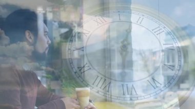 Misafirperverlik, adamın kafeye girdiğini, latte koyduğunu, bulut eklediğini ve saat tuşunun ruh halini yansıttığını gösteriyor. Düşünce, kentsel, iç gözlem, sakin, modern, yaşam tarzı, yansıtıcı