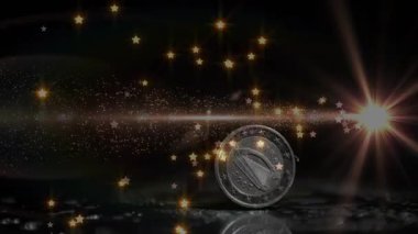 Sol yıldız patlaması paraların dönmesine ve yerde yıldız ve alevlerle dönmesine neden olur. Metalik, ışıltılı, aydınlatma, hareket, fütüristik, soyut, yüksek teknoloji