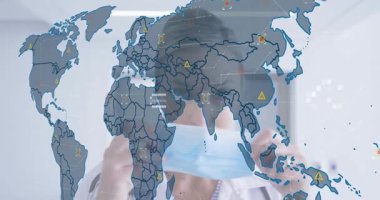 Doktor, maskesini şeffaf bir dünya haritası olarak getirip hasta bakımını güvence altına alıyor. Tıbbi, sağlık, iletişim, teknoloji, profesyonellik, güvenlik, danışma