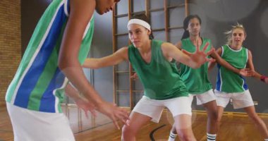 Top tutucu, savunma oyuncusu sağIık için kayarken ortaya çıkan okları sallayarak talime başlıyor. Spor, takım çalışması, çeviklik, eğitim, performans, atletizm, yarışma