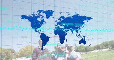 Rugby takımı çim tarlasına atlama üstüne atlama kaldırıyor, teknoloji odaklı veri grafikleri sergiliyor. Atletizm, takım çalışması, rekabetçi, dinamik, açık hava, spor, performans