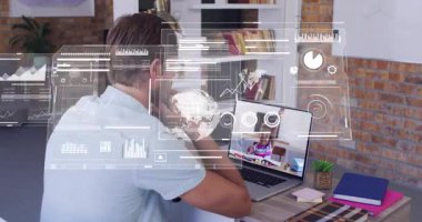Adam, sanal panellerle eğitim için dizüstü bilgisayarı çalıştırıyor ve kızının elini kaldırması olarak güncelleniyor. Teknoloji, veri görselleştirme, uzaktan öğrenme, dijital arayüz, aile bağlantısı, ev çalışma alanı