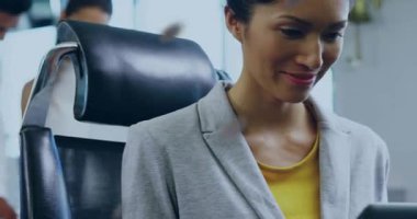 İşyeri dijital nokta kaplaması bir yana bırakılarak dosyalara bakmak için tableti tıklatan kadını ortaya çıkarıyor. Profesyonel, teknoloji, modern, işbirliği, yenilik, çalışma alanı, dijital