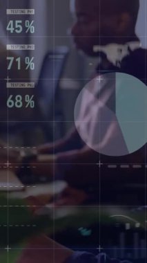 Ofisteki çeşitli iş adamları üzerinde finansal veri işleme animasyonu. Küresel hesaplama, dijital arayüz ve veri işleme kavramı dijital olarak oluşturulmuş video.