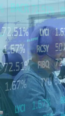 Ofiste birlikte çalışan çeşitli meslektaşlarla istatistikleri gösteren dijital arayüz animasyonu. dijital arayüz ve küresel iş, dijital olarak oluşturulan video