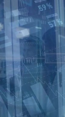 Bilgisayar sunucuları üzerinden finansal veri işleme animasyonu. Küresel finans, iş, bağlantılar, hesaplama ve veri işleme kavramı dijital olarak oluşturulmuş video.