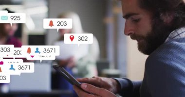 Sakallı adam tablet araklıyor iş bildirisinde bulunuyor yükseliyor ve zayıflıyor, takım işbirliği yapıyor. Dijital, iletişim, takım çalışması, modern, profesyonel, bağlantı, yenilik