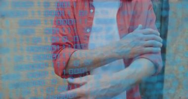 Teknoloji sahnesinde sağ kolu ahşap ve metal panellere doğru kıvıran adam ikili kaplamayı ortaya çıkarıyor. Profesyonel, sıradan, sıradan, dijital, yenilikçi, kentsel, rahat