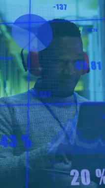 Sunucu odasındaki erkek çalışanın üzerinde şema ve veri işleme animasyonları. Teknoloji ve dijital arayüz kavramı dijital olarak oluşturuldu.