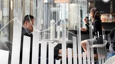 Finans uzmanları, strateji toplantısı için tableti tıkırdatıyor ve bir yudum içiyorlar. Kurumsal, şehir merkezi, zarif, işbirliği, ağ oluşturma, modernlik, sofistike