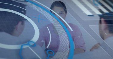 Panelci, veri halkalarını teknik inceleme için göz teması kuran aday olarak masaya vuruyor. Siber güvenlik, dijital arayüz, profesyonel, modern, analiz, işbirliği, yenilik