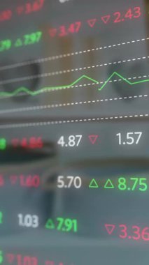 Odada finansal veri işleme animasyonu. Küresel finans, iş, bağlantılar, hesaplama ve veri işleme kavramı dijital olarak oluşturulmuş video.