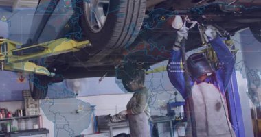 Otomatik teknoloji ikilisi kaynak makinesi veri örtüsünü tetikliyor, iş arkadaşı kalite kontrolü yapıyor. Tamirci, teknisyen, endüstriyel, mühendislik, takım çalışması, dijital, yenilik