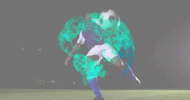 Gelen futbol topu oyuncunun kaymasına, instep voleyboluna, neon kürenin parlamasına ve sonra kaybolmasına neden oluyor. Atletik, spor, dijital, hareketli, enerjik, stadyum, gece vakti