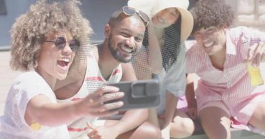 Sosyal medya kullanıcıları havuz başı selfie 'sini çerçeveletip gülerken ekranı gösteriyorlar. Gündelik, yaşam tarzı, canlı, açık hava, rahatlama, arkadaşlık, yaz