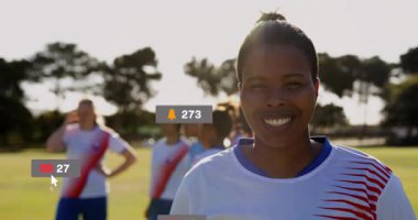 Yetişkin bir kadın sosyal medya ikonları gibi tepkisini veriyor ve tepkilerin tepesine tırmanmayı sayıyor. Spor, takım çalışması, güçlendirme, sosyal ilişki, dijital etkileşim, açık hava, enerjik