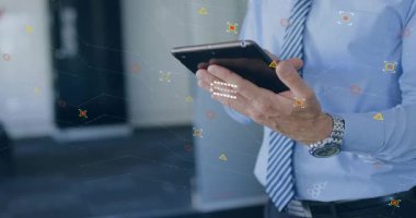 Olgun iş adamı, analitik kaplamaları araklayıp genişletirken lobideki tableti tıkırdatıyor. Teknoloji, dijital, arayüz, yenilik, kurumsal, geleceksel, veri