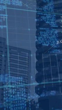 Şehir manzarası üzerinde veri işleme animasyonu. küresel iş ve dijital arayüz kavramı dijital olarak oluşturulmuş video.