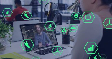 Ofis toplantısında elinde kahve tutan iş arkadaşını yeşil simgelerle gösteren dizüstü bilgisayar çalışanını kontrol ediyorum. İşbirliği, dijital çalışma alanı, modern tasarım, uzaktan iletişim, üretkenlik