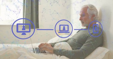 Yatak odasındaki yatak başlığına dizüstü bilgisayar ve ağ simgeleriyle yaslanarak yazı yazmak, kopyalama alanı. Son sınıf, rahatlama, teknoloji, dijital, konfor, ev, bağlantı