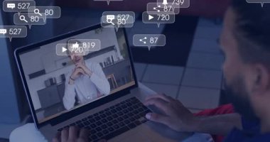 İzleyiciler sunucuyla görüşmeye başlarken yüzen rozetler sosyal bağlılık artışını gösteriyor. Telekomünikasyon, dijital etkileşim, çevrimiçi iletişim, modern yaşam tarzı, uzaktan bilgilendirme