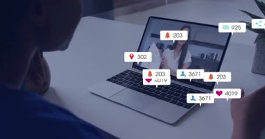 Çağrı sunucusuna bağlanan izleyici yükselen nişan ikonlarıyla yeşil kalp pazarlamasını açıklıyor. İletişim, çevrimiçi tartışma, dijital ilişki, sanal etkileşim, modern çalışma alanı