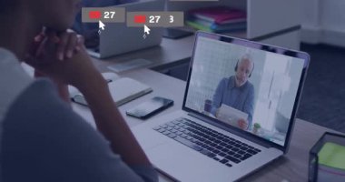 Sunucu olarak dizüstü bilgisayarı izleyen bayan izleyici pazarlama verilerini, ekranda dönen simgeleri açıklıyor. İşbirliği, dijital, analitik, şirket, konsantrasyon, profesyonellik, arayüz