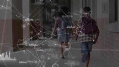 Okula girdikten sonra öğrenciler koşu yapıyor, paketleri alıyor ve giriş için paneli aktifleştiriyor. Oyun alanı, eğitim, gençlik, etkinlik, kentsel, dinamik, takım çalışması