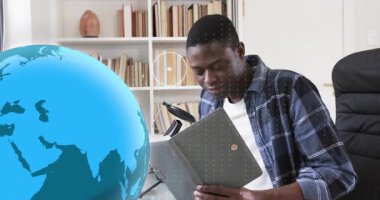 İçerik yaratıcısı notları açıyor ve mikrofonda dünya simgeleri girdap gibi dönerken teknik kayıt için okuyor. Yayın, podcast, dijital, teknoloji, yenilik, iletişim, çalışma alanı