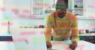 Adada elinde kart tutan bir adam dizüstü bilgisayara baktıktan sonra yatırım grafikleri değişiyor. Finans, teknoloji, başarı, modern, profesyonel, veri, yenilik