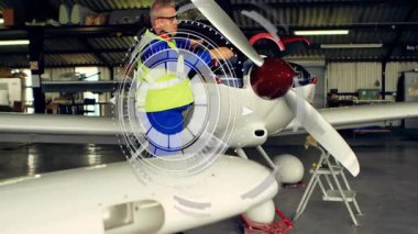 Teknisyen gözlük takıyor. Havacılık teftişine başlıyor. AR teşhisi ile pervaneyi inceliyor. Havacılık, bakım, teknoloji, teftiş, dijital, mühendislik, güvenlik