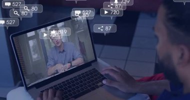 İzleyici açılışı dizüstü bilgisayar konferansı sunucusu konuşma hareketleri yüzen pazarlama metrik simgelerine neden oluyor. Uzaktan işbirliği, dijital etkileşim, sosyal medya analizleri, çevrimiçi iletişim