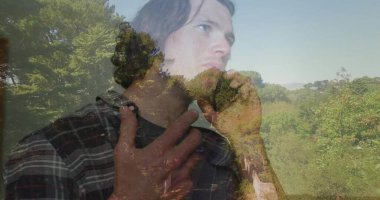 İçerde ekose gömlek giyen, pencere camını orman yamaçlarıyla kaplayan bir adam. Doğa, sükunet, tefekkür, iç mekan, manzara, yaşam tarzı, kırsal