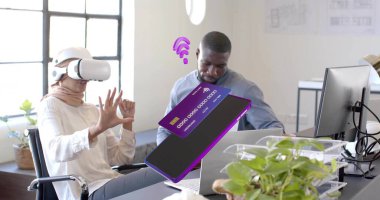 Ofiste bej başörtüsü takan, VR kulaklık takan, iş arkadaşı gözlemleyen, fotokopi çeken kadın. Teknolojik çalışma alanı, işbirliği, yenilikçi, dijital, profesyonel, modern tasarım, üretkenlik