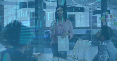 Dizüstü bilgisayarı ve hisse senedi bilgileriyle modern ofis toplantısında elinde raporlar bulunan bir kadın sunar. Şirket, takım çalışması, işbirliği, modern, profesyonel, veri görselleştirme, çalışma alanı