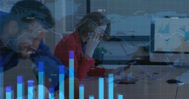 Ofiste akıllı telefondan konuşan bir kadın mali tableti kontrol ediyor. İş, finans, veri, teknoloji, işbirliği, analitik, kurumsal