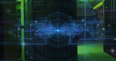 Parlak holografik veriler sunucu dolaplarıyla aydınlatıcı veri merkezi koridorunu örtüyor. Teknoloji, siber güvenlik, ağ oluşturma, altyapı, görselleştirme, endüstriyel, gelecekçi