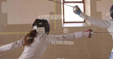 Eskrim eğitim salonunda dijital kaplamalarla folyo iten kadın eskrimcilere saldırmak. Sporcular, yarışma, şık, modern, spor, hassasiyet, çeviklik