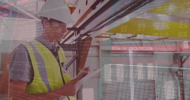 Çalışma platformunda kask ve yelek giyen mühendis, pano ve kod kaplamalı kirişleri inceliyor. Sanayi, güvenlik, teknoloji, mühendislik, inşaat, veri, altyapı