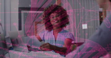 Ofis masasında dizüstü bilgisayar grafikleriyle pembe ağ kaplamasını açıklayan bir kadın. İşbirliği, iletişim, dijital, teknoloji, iş, takım çalışması, modern